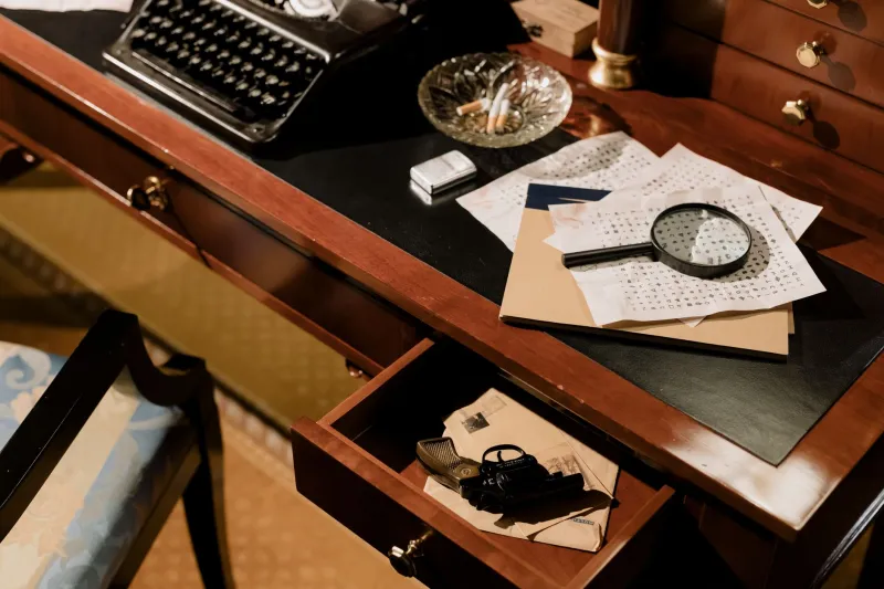 The Clue You Missed on Purpose: How Great Storytellers Make Reveals Feel Inevitable